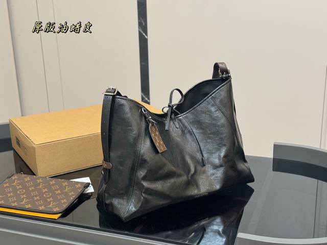 折叠盒飞机盒 Size：42.30Cm Lv Carryall 年度包王 带有蝴蝶结的腋下包喜欢吗， 内附一只收纳零钱包， 性价比颜值超在线了 ！ 单肩斜挎完全