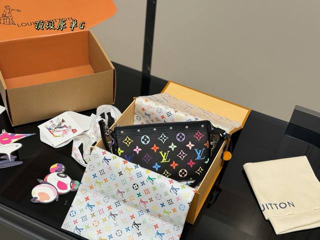配折叠盒飞机盒 Size：21.12Cm Lv 新晋爆款麻将 出道即巅峰 双肩带设计的麻将包 可斜挎可单肩可手提 可爱好用！