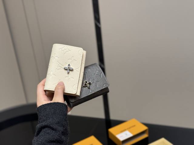 配盒 牛皮 Lv 新款牛皮奶昔白 灰色钱包！ 你敢说你能抗拒它的光环嘛 格局超级赞！ 小巧又实用哦 尺寸:10.5*8Cm