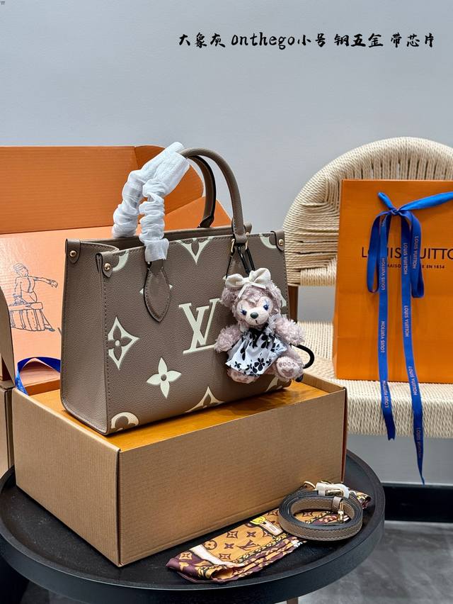 全套礼盒 带挂件！ 全钢五金 芯片版！ Size： 25*20Cm 小 压花丛林托特质量超好 懂货来 整个包都是牛皮品质 真的是太高级啦！ 冰淇淋色大象灰 这个