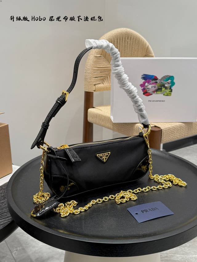 礼盒包装 油腊皮搭配尼龙布艺 普拉达Prada Hobo腋下包 Prada 新款Archive 90年代East West 包 法棍包 有一点美式复古感慵懒又随