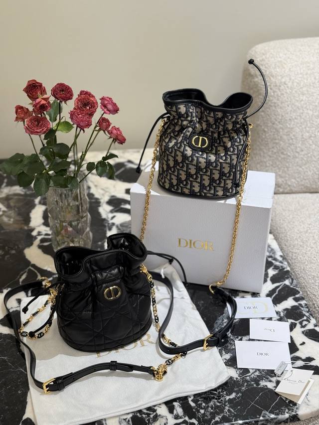 羊皮 老花 Dior 性价比超高实用能装的水桶包到店最新款水桶B包上新啦 正面饰以复古金色饰面金属Cd标志，搭配抽绳隔层,可收纳各种日常用品。搭配饰以皮革带的可