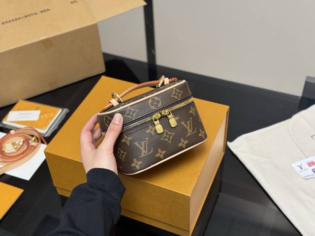 折叠礼盒飞机盒 Lv这一季的化妆包颇受时尚界的青睐 看到第一眼就种草了!! 造型很硬核 但空间很实用~ 走在路上就是一道行走的风景线啊。 尺寸:24.14.17 折叠礼盒飞机盒 Lv这一季的化妆包颇受时尚界的青睐 看到第一眼就种草了!! 造型很硬核 但空间很实用~ 走在路上就是一道行走的风景线啊。 尺寸:24.14.17