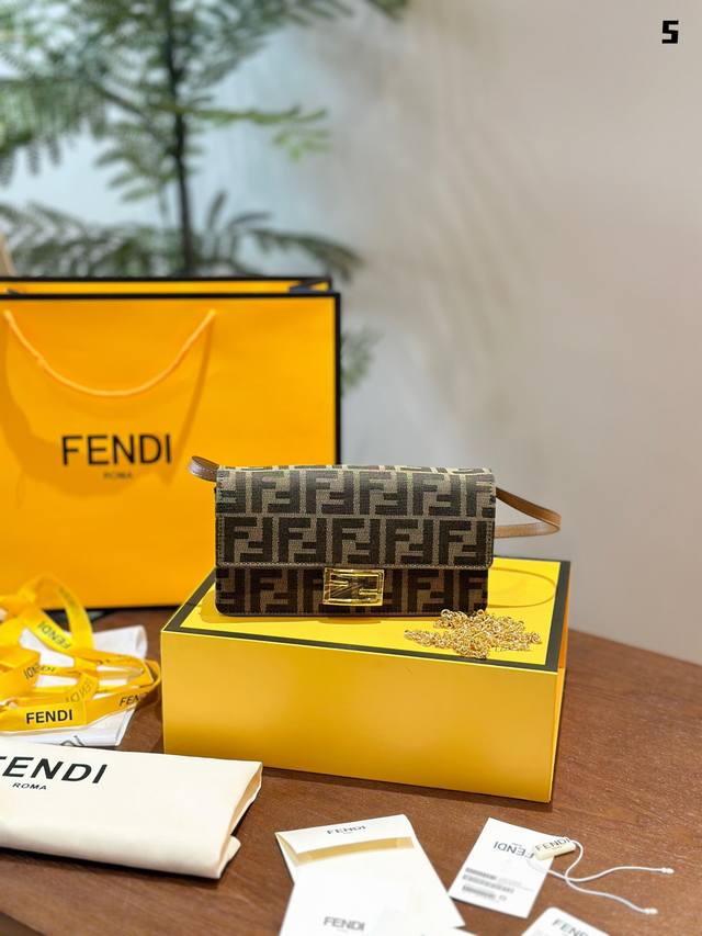 Fendi链条皮夹Baguette手袋 可腋下也可斜挎喔 性价比超高# #芬迪新款#Fendi #腋下包#法棍包22Cm 盒子包装 Fendi链条皮夹Baguette手袋 可腋下也可斜挎喔 性价比超高# #芬迪新款#Fendi #腋下包#法棍包22Cm 盒子包装