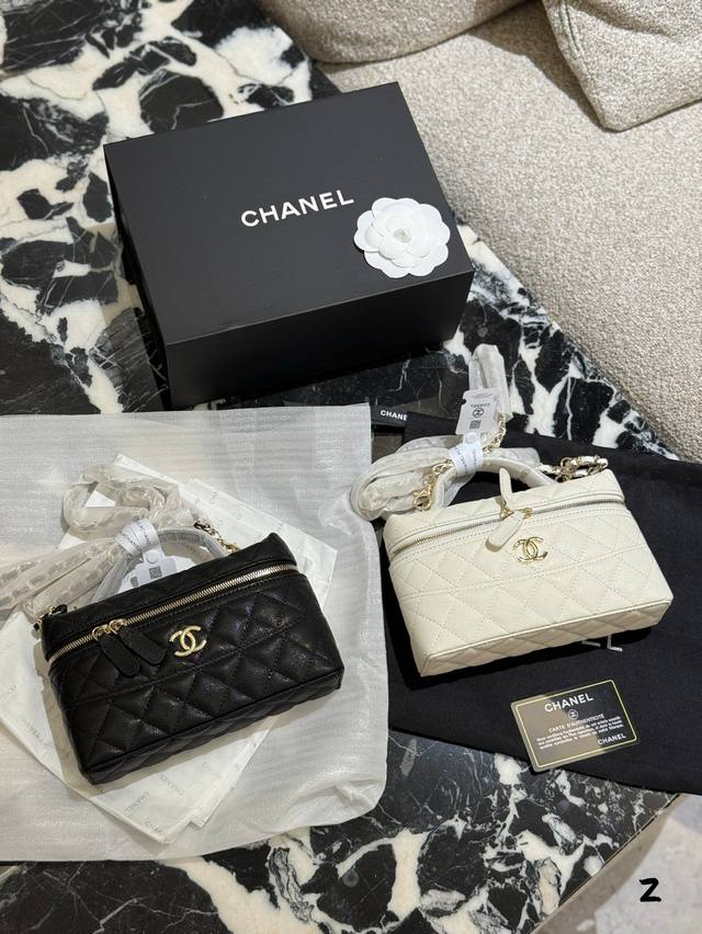 一Chanel 25C爆款Ip盒子包 运气超级好~ 包型是L 的大小非常精致可爱这一季最难买的款产量极少19Cm 折叠盒