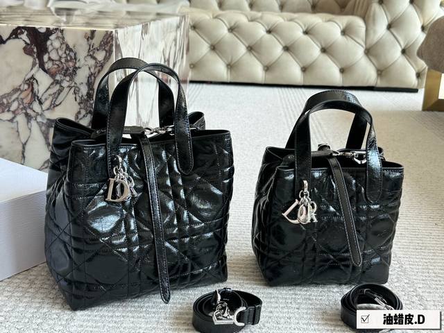 配盒 油蜡皮 Size：24*21Cm 17*18Cm 迪奥 超火的Toujours 购物袋 个人觉得 包型真的很耐看！ 又休闲 又优雅！ 现在它很火哦！ 中号