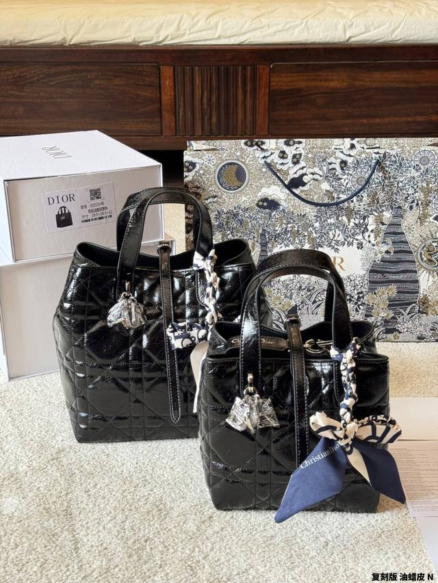 被问爆的Dior Toujours油蜡皮包包，美到犯规 #时尚是轮回我不允许还有人不知道Dior Toujours油蜡皮这款宝藏包包 第一次看到Dior Tou