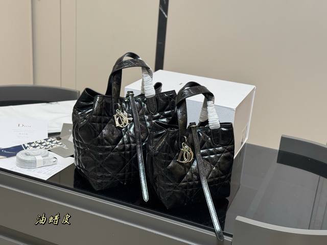 配盒 升级版 Size：22*23Cm 16*18Cm 迪奥 超火的Toujours 购物袋 个人觉得 包型真的很耐看！ 又休闲 又优雅！ 现在它很火哦！ 中号