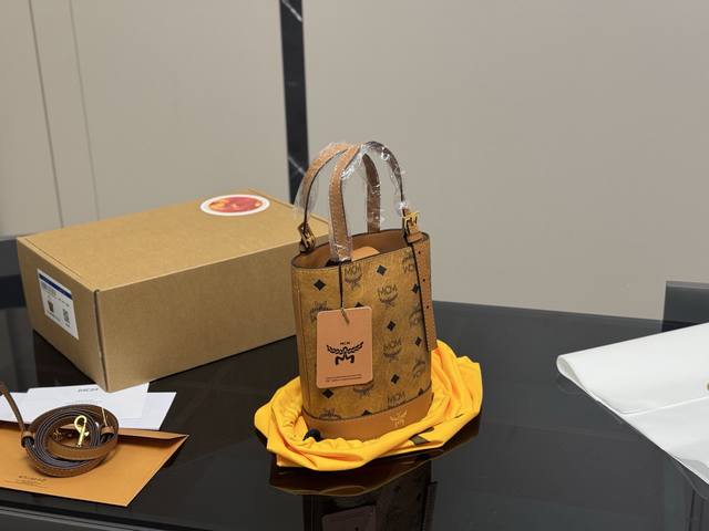 配飞机盒 Mcm ｜水桶包｜新款 Mcm款新还可以斜挎哦， 原单！青岛！ 超洋气一的款。 小包包 大容量 喜欢的自留款 尺寸 :15.19Cm