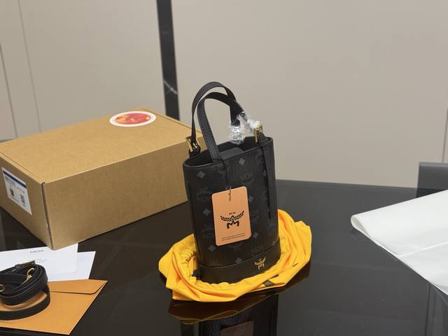 配飞机盒 Mcm ｜水桶包｜新款 Mcm款新还可以斜挎哦， 原单！青岛！ 超洋气一的款。 小包包 大容量 喜欢的自留款 尺寸 :15.19Cm