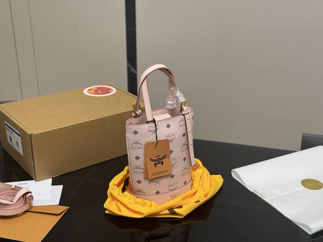 配飞机盒 Mcm ｜水桶包｜新款 Mcm款新还可以斜挎哦， 原单！青岛！ 超洋气一的款。 小包包 大容量 喜欢的自留款 尺寸 :15.19Cm