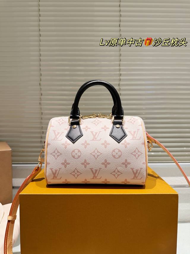 礼盒 Lv Speedy 20Cm枕头包 无论版型 内里和专柜毫无差别 真正原版复刻 内里可拆卸 火遍全球的爆款机场大包 机车女神包 明星同款 贵气而充满活力的 礼盒 Lv Speedy 20Cm枕头包 无论版型 内里和专柜毫无差别 真正原版复刻 内里可拆卸 火遍全球的爆款机场大包 机车女神包 明星同款 贵气而充满活力的