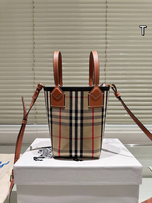 秋天的第一支包 Burberry手提包 果然是最适合秋季的一只包可以手提和肩背，容量超级大 整个包方方正正，复古又可爱，简直太适合秋天了吧不但要奶茶，还需要包包
