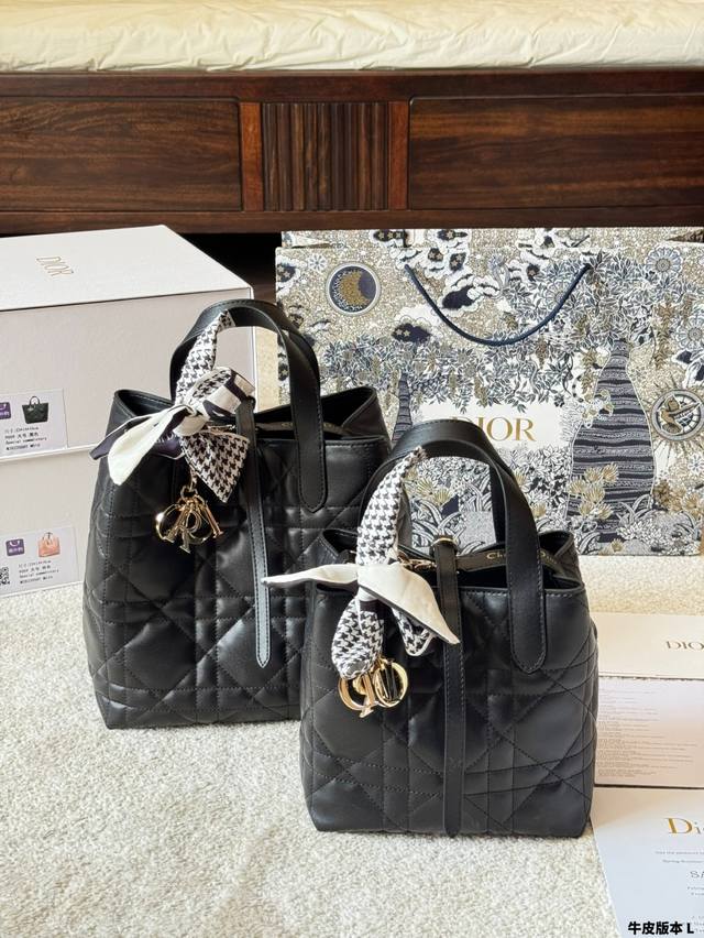 牛皮版本 Dior Toujours我愿称之为本季神作 Dior新款Toujours这款包包真的有太多抓住我的点了巴首先它的包身非常的轻3 四其次它是选用非常柔 牛皮版本 Dior Toujours我愿称之为本季神作 Dior新款Toujours这款包包真的有太多抓住我的点了巴首先它的包身非常的轻3 四其次它是选用非常柔