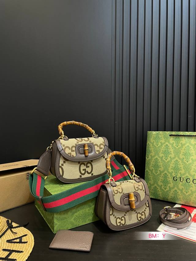 小号 大号 配折叠礼盒 酷奇Gucci 1947竹节马鞍包 直接戳中你的心巴! 复古又俏皮 忍不住让人多看几眼! 尺寸:大号22*15 小号17*13 小号 大号 配折叠礼盒 酷奇Gucci 1947竹节马鞍包 直接戳中你的心巴! 复古又俏皮 忍不住让人多看几眼! 尺寸:大号22*15 小号17*13