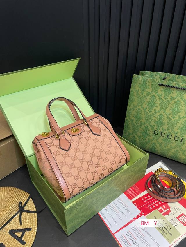 配折叠礼盒 Gucci 新款Ophidia系列手提包 老花Logo条带金属锁扣～ 复古造型怀旧和时髦感并存 配可拆卸肩带，单肩手提都可 质感满分，简约大气易搭配