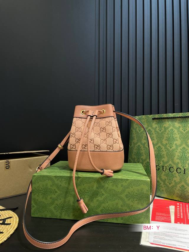配折叠礼盒 Gg迷你水桶包 G标识Gg迷你水桶包。Gucci追溯品牌源自20世纪20年代的奢侈旅行风尚，持续探索皮具系列。这款米色和乌木色Gg Supreme迷