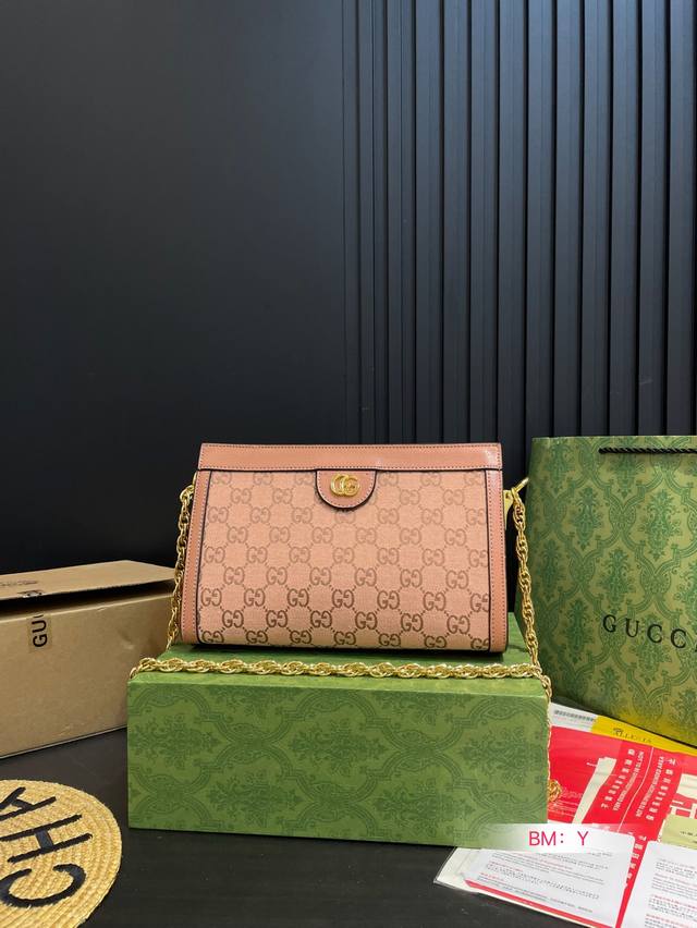 配折叠礼盒 Gucci Ophidia 夹子包 最新系列，链条包，配原版牛皮～这个款复古韵味特别浓，对版链条，原版内里！上身效果也超赞，主要以精致特别的五金来提