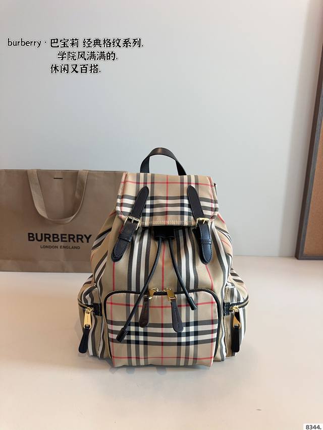 巴宝莉Burberry 双肩包款式轻便 背包以标志性 Burberry Trench 作为灵感来源采用与棉质嘎巴甸同为密织结构的柔韧尼龙材质可调式帆布拼链饰肩背