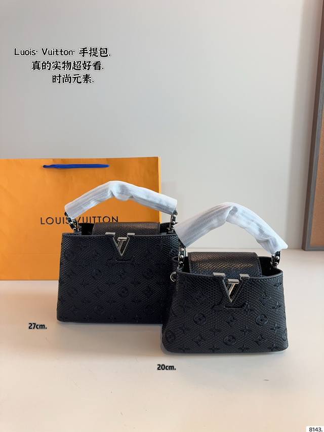 Lv Capucines Bb 手提包 今年最多明星街拍的Lv包包你能想到哪些款式呢？恐怕大多女性都会把目光锁定到柔软的荔枝纹Taurillon系列吧，因为全都