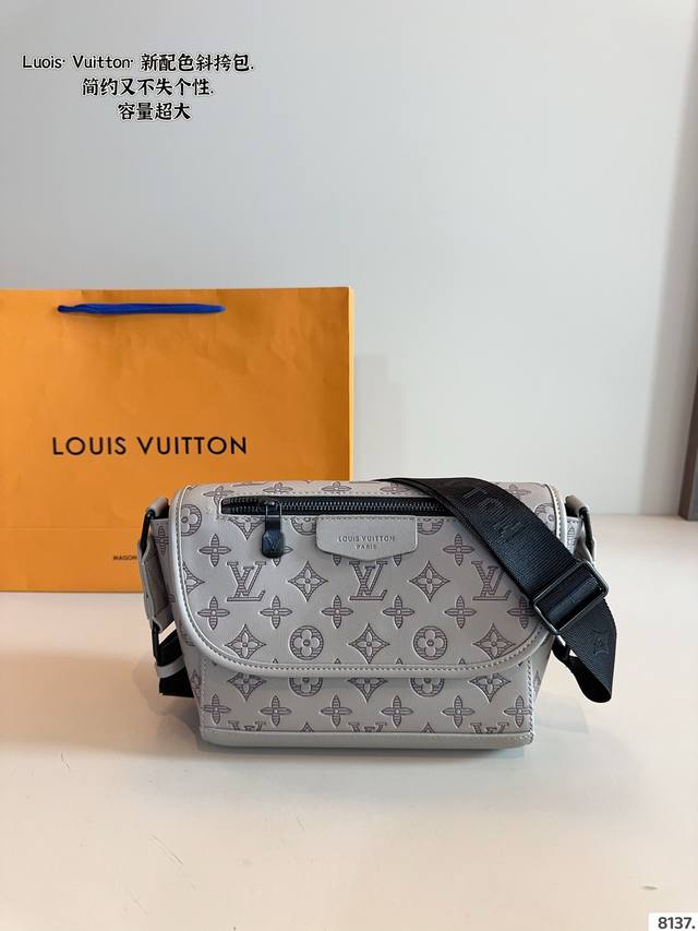 Lv 新款 邮差包.男生必入超经典测评 又是一期Louis Vuitton男包推荐真的很精彩 很多男包除了男生喜欢 今天推荐的这只Outdoor系列的单肩包 斜