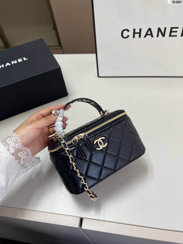 Chanel香奈儿手柄化妆包 可单肩，斜挎，尽显女人优雅气质 是一款超级百搭的休闲链条包 D-347尺寸17×10折叠盒