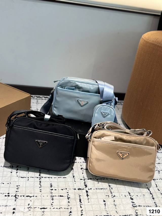 Prada 男 女包... 大小正好哦！ 它真的是穿搭神器！ 超级不好买的一款， 简直是男士的福音！ 原版尼龙材质！H尺寸23.16 防水由耐磨