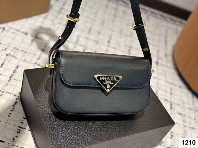 配折叠盒子 普拉达腋下包 颜色彰显时尚风格 适合旅游 日常 容貌吸引 集美们必入 尺寸：21.12