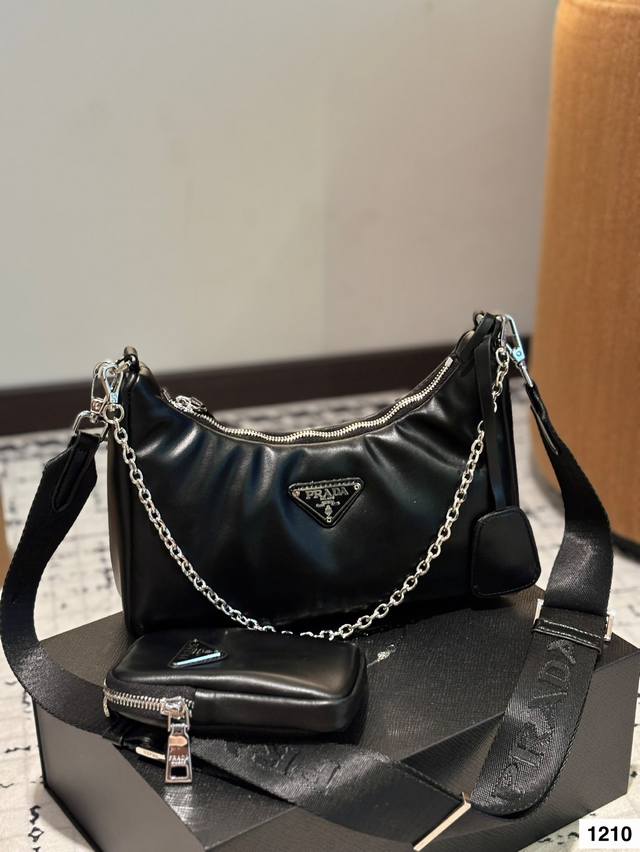 礼盒包装 普拉达 Prada 尼龙菱格腋下包 肩带可调节 单肩斜挎皆可 超级百搭款 高级有质感 容量也是足足的哦Size：24.12