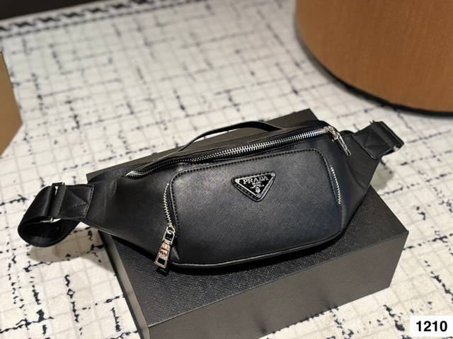 普拉达Prada 尼龙腰包胸包 很好搭衣服 配啥都搭 当之无愧的百搭之王 搭配任何风格完全没问题 尺寸：27.15