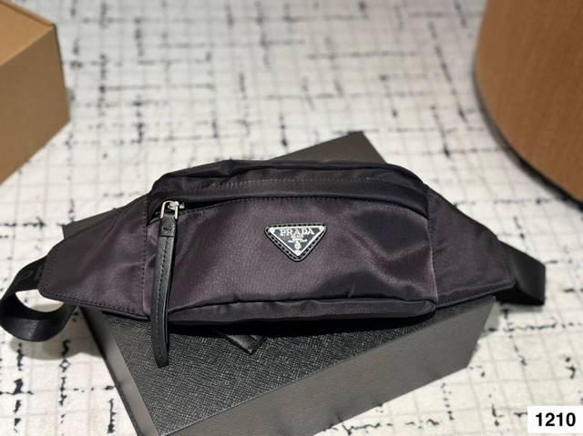 普拉达Prada 尼龙腰包胸包 很好搭衣服 配啥都搭 当之无愧的百搭之王 搭配任何风格完全没问题 尺寸：22.12