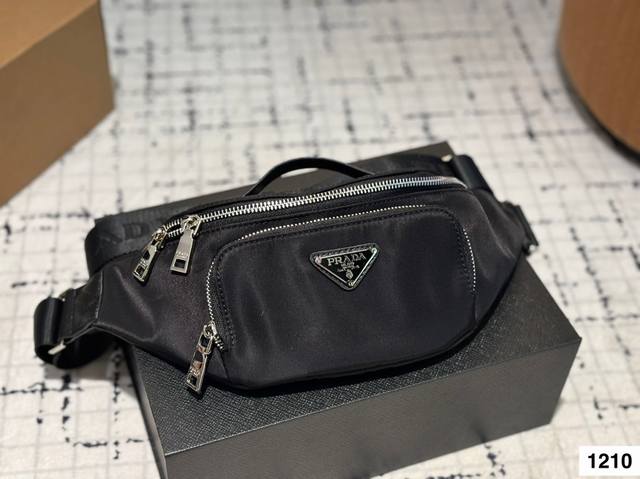 普拉达Prada 尼龙腰包胸包 很好搭衣服 配啥都搭 当之无愧的百搭之王 搭配任何风格完全没问题 尺寸：24.15