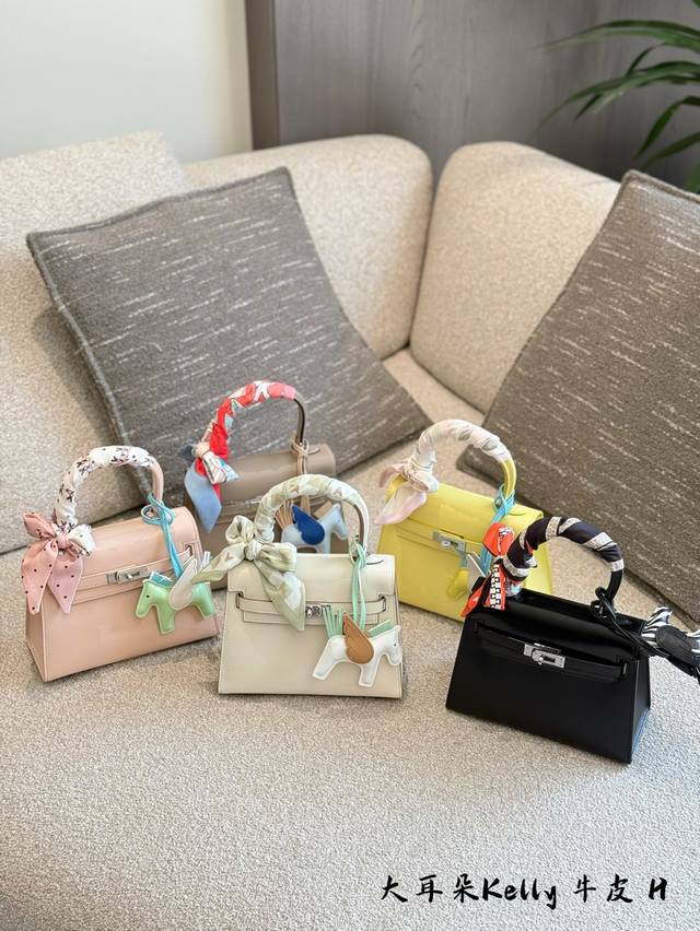 绝版爱马仕大耳朵 川超人气款宝贝市面上一包难寻啦，能回收到太太太幸运了，这次给大家带来超珍稀的三只大耳朵.上身大Pk~ 不仅有可爱的圆弧形提把还配有肩带，每一只