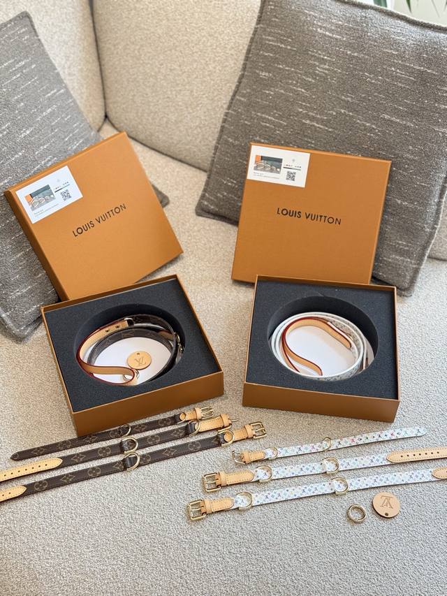 大中小三个尺寸 Lv为了圈钱已经毫无设计而言 采用Monogram帆布和天然牛皮制成，配有可调节织带, 印有Louis Vuitton标志。这款不可或缺的配件可