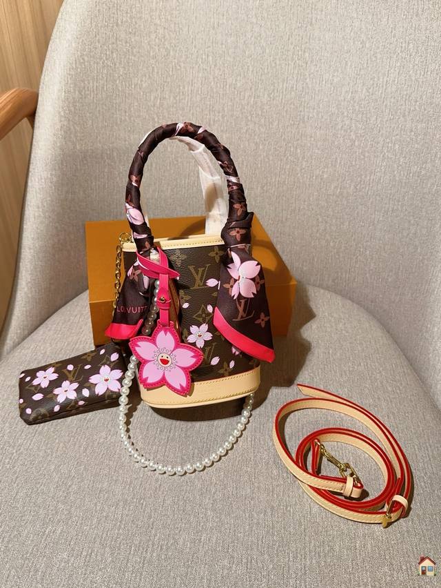 配送丝巾珍珠链条 Lv路易威登 新品村上隆系列樱花Nano Bucketmini小水桶 尺寸：13×17 礼盒包装