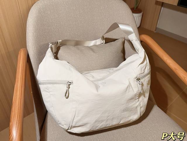 大号 无盒 Lululemon露露乐蒙 Curved Crossbody Bag男女同款斜挎牛角包 尺寸40×28