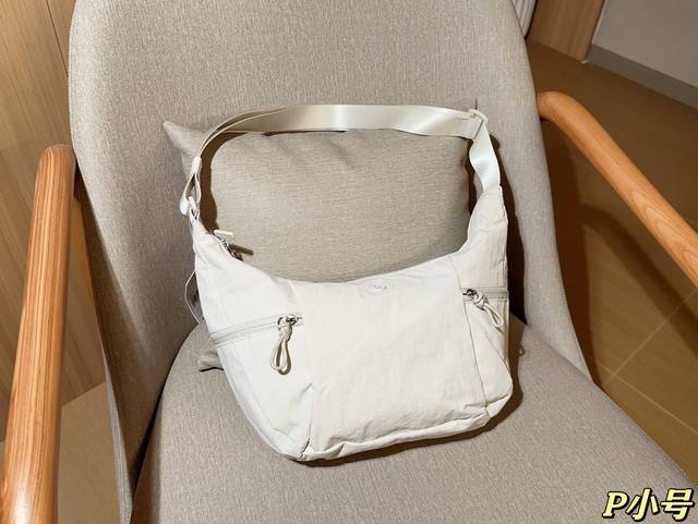 无盒 Lululemon露露乐蒙 Curved Crossbody Bag男女同款斜挎牛角包 尺寸27×19