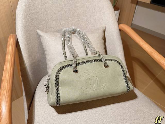 无盒 Chanel香奈儿 中古绿牛仔布金属滚边保龄球包 尺寸:34×16×14 无盒 Chanel香奈儿 中古绿牛仔布金属滚边保龄球包 尺寸:34×16×14