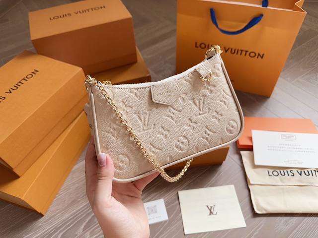 Lv 最新麻将零钱包 官网走秀款 原版开模定制 专柜同步 手提单肩斜挎链条小包 原版面料 利落的外观设计极富现代现代时尚元素 无修饰实拍 今夏强力种草网红包女神