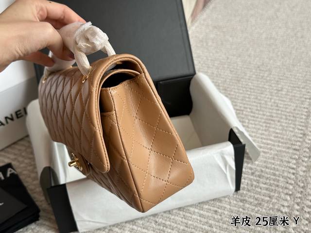 羊皮 配全套包装 Size：25Cm 小香家 Cf我们一直很用心在做 秒杀其他市面上的货 羊皮 升级版 很舒服的一种！ 不管您是谁 稳稳Hold住哦