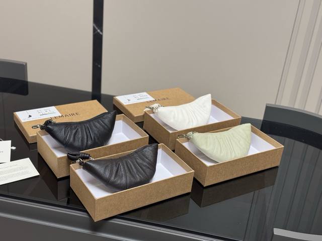 顶级羊皮配盒 Size：18.9Cm Lemaire牛角挂件真是氛围感神器 牛角真的可爱无人能敌！ 还有Lemaire牛角包还有不能配的衣服吗中号 安全下车 软