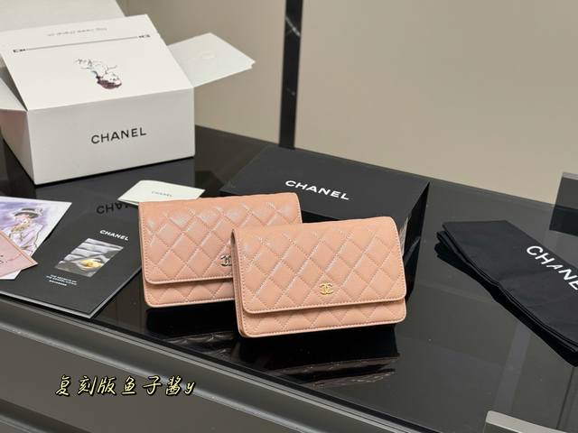 配折叠盒 Size ：19*12Cm 香奈儿经典发财包 Woc 品质很不错！ 包包有卡位 有暗袋！很实用！