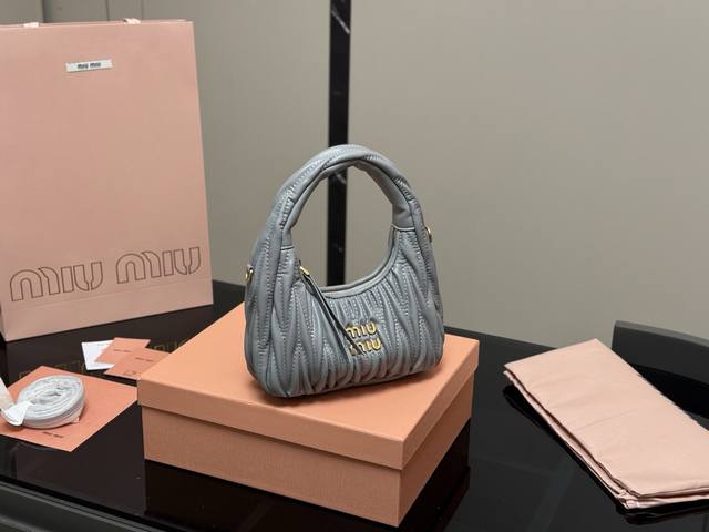 配盒 Size：22*11Cm 可盐可甜的 Miumiu 女孩 Miumiu Wander包包 好搭 什么风格都能驾驭 材质很柔软 容量也非常Ok 复古俏皮的H