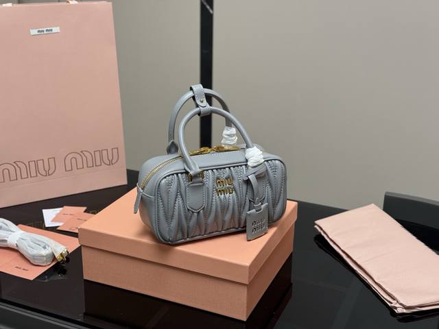 升级版配盒 Size：23*12Cm Miumiu保龄球 新尺寸 很难不爱啊啊！ 这个尺寸很难不动心哦！ 可手拎也可斜挎 容量足足的~~ 出场就是Miumiu小