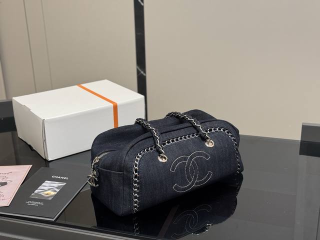 无盒 尺寸：34.18Cm 香奈儿 牛仔保龄球 安排！安排！ 今年出的这个保龄球包可太好看了 水洗做旧款更加有高级感