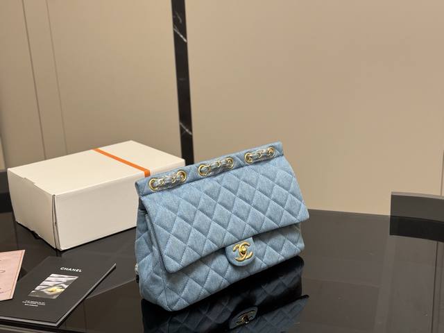 无盒 香奈儿 中古牛仔斜挎包 Chanel 这只牛仔包包虽然很极品但是却很好搭。不会很扎眼。但是仔细一看嗯 真香 能单肩能斜挎长度非常友好呢，经典的双C金扣增加