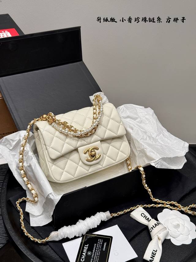 折叠礼盒 升级版！ 香奈儿Chanel 24P 珍珠方胖子 又是一只一眼爱上的可爱包包 Chanel 24P这一季深挖还是有一些不错的款式的像这个珍珠方胖子大家
