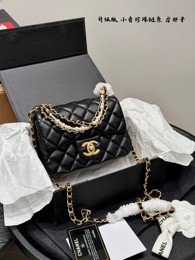 折叠礼盒 升级版！ 香奈儿Chanel 24P 珍珠方胖子 又是一只一眼爱上的可爱包包 Chanel 24P这一季深挖还是有一些不错的款式的像这个珍珠方胖子大家
