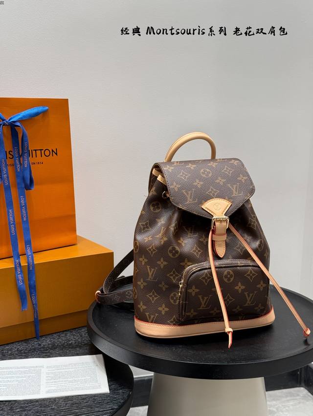 礼盒包装 Size：26×27Cm Lv Montsouris系列 双肩包 搭配了链条肩带 可以斜挎哦！ 精致且实用的Montsouris双肩包，一眼让人有一种