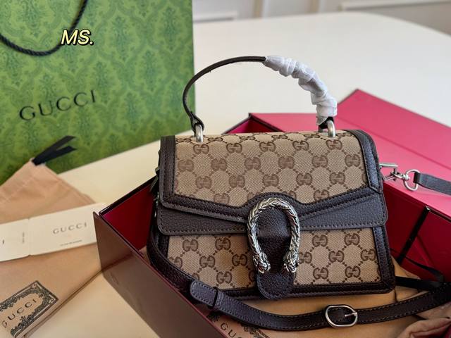 配盒 Size：25×16 Gucci 古驰中古酒神老花手提包 在品牌标志复古做旧虎头锁扣之上 配长肩带，手提，斜挎 容量大，实用性强，时尚度分